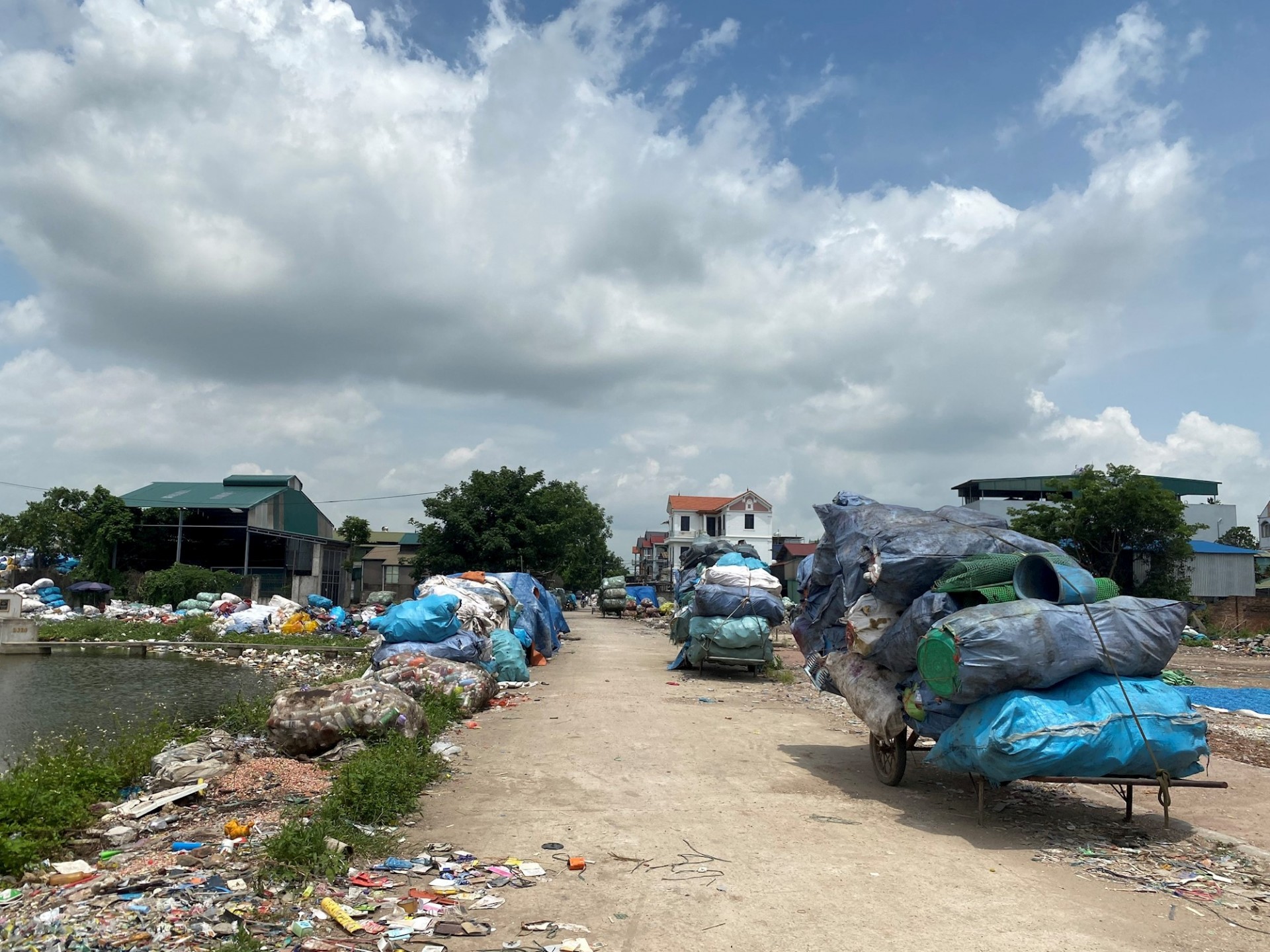 ..rồi về tập kết ở khắp các bến, bãi... ..rồi về tập kết ở khắp các bến, bãi...