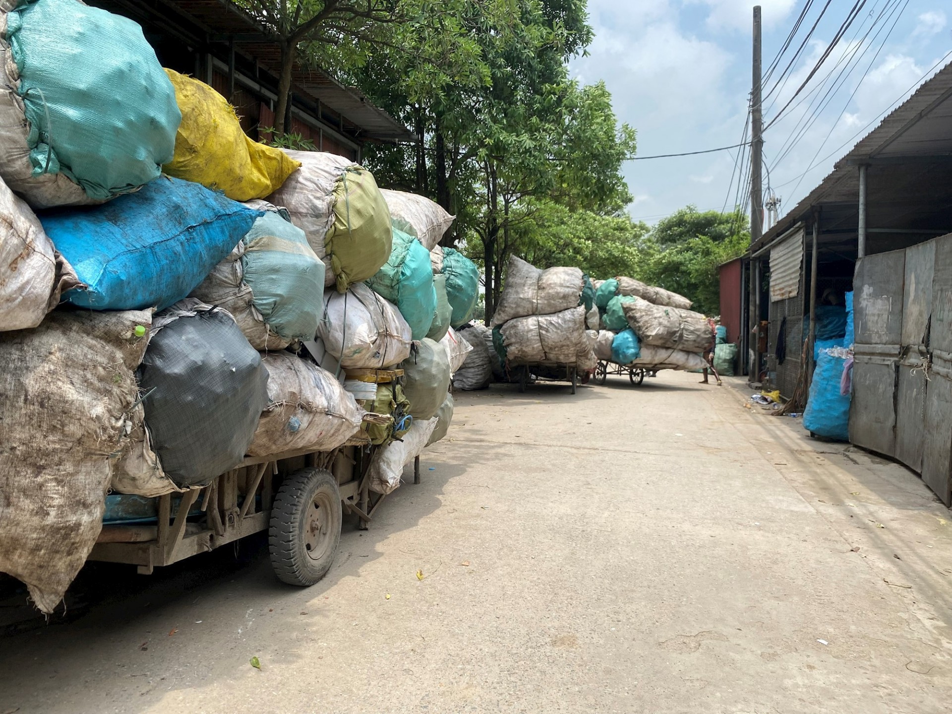 ...và chờ được dỡ hàng. ...và chờ được dỡ hàng.