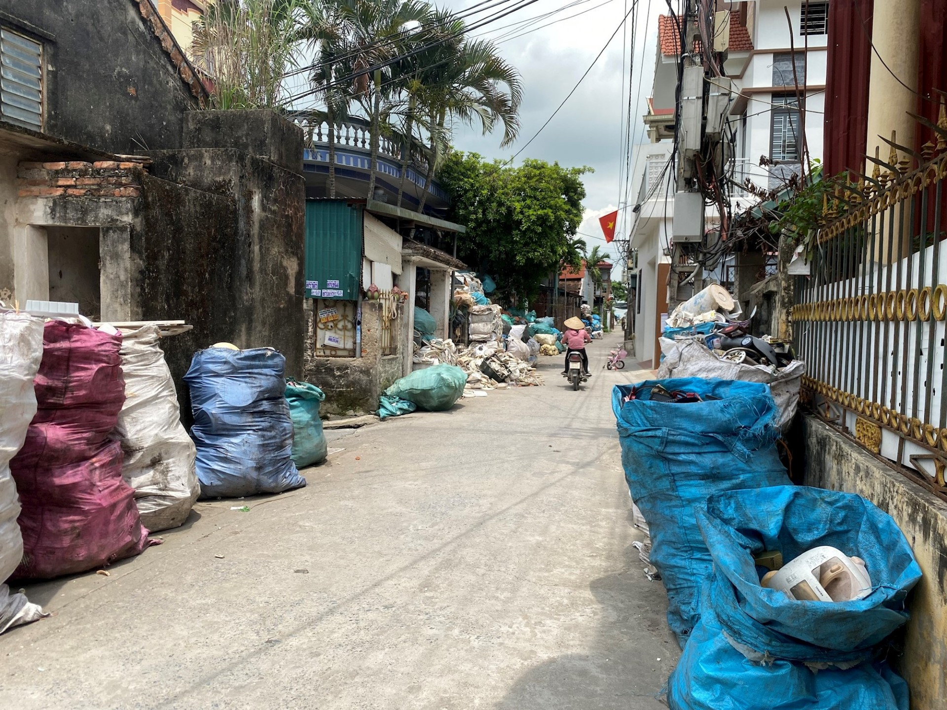 Phế thải bao quanh mọi ngõ ngách... Phế thải bao quanh mọi ngõ ngách...