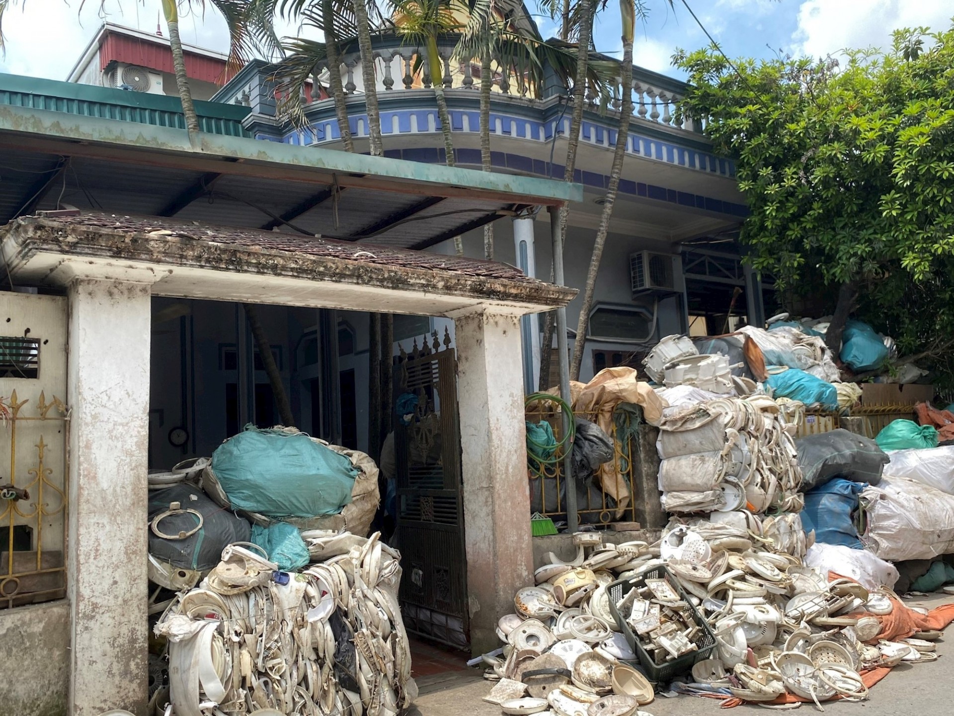 ...tràn cả vào nhà.. ...tràn cả vào nhà..