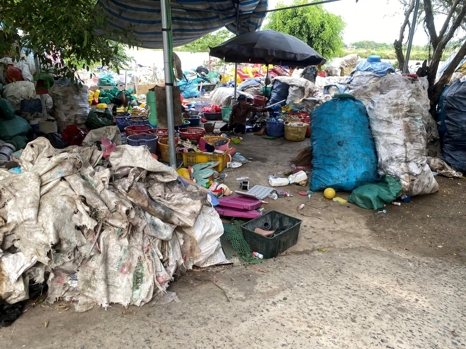 ...và "ôm" trọn mọi bờ vùng, bờ thửa... ...và "ôm" trọn mọi bờ vùng, bờ thửa...