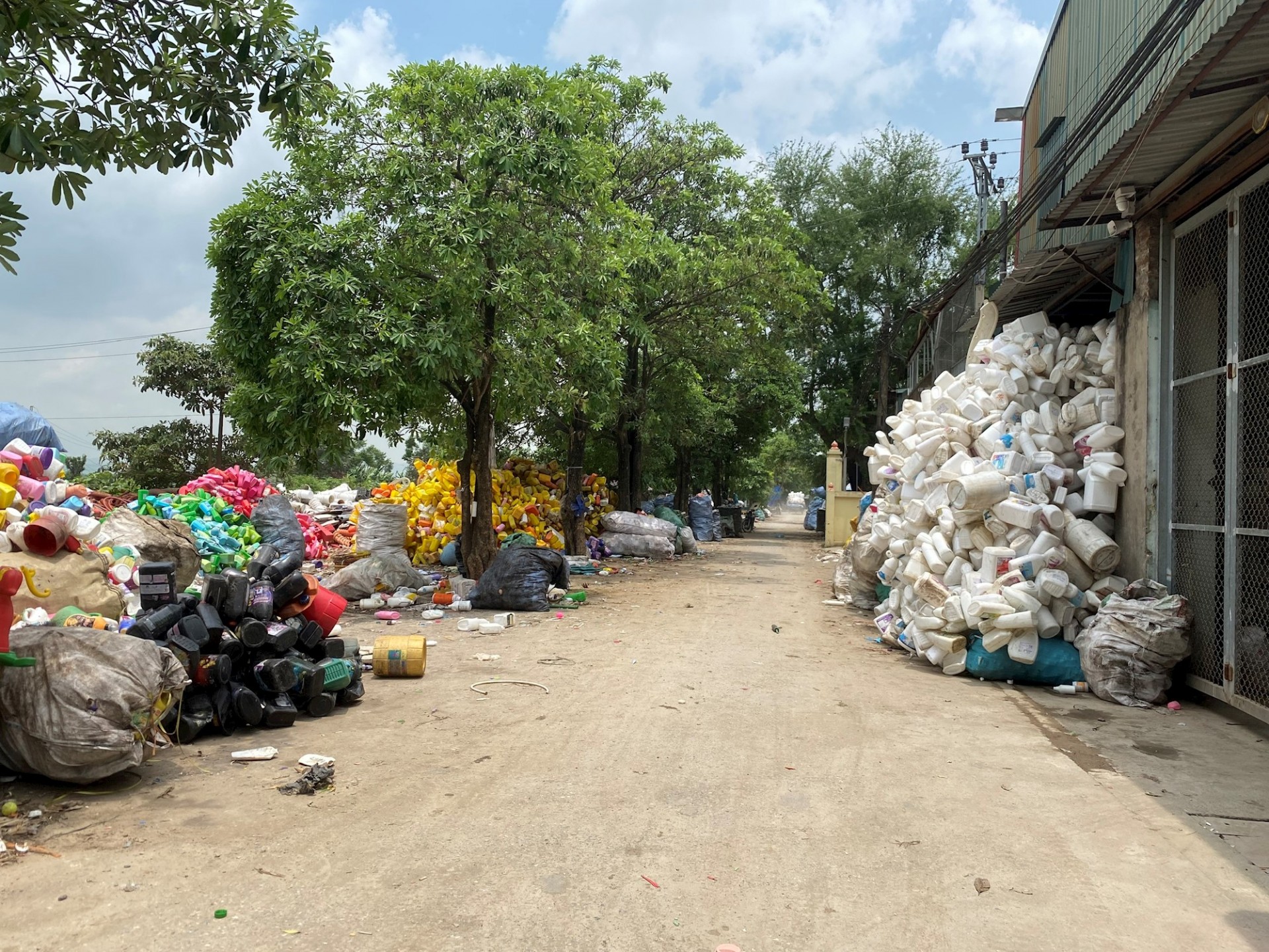 ...xung quanh chủ yếu là phế thải nhựa, các chất dễ cháy..., nên nguy cơ cháy nổ rất lớn. ...xung quanh chủ yếu là phế thải nhựa, các chất dễ cháy..., nên nguy cơ cháy nổ rất lớn.