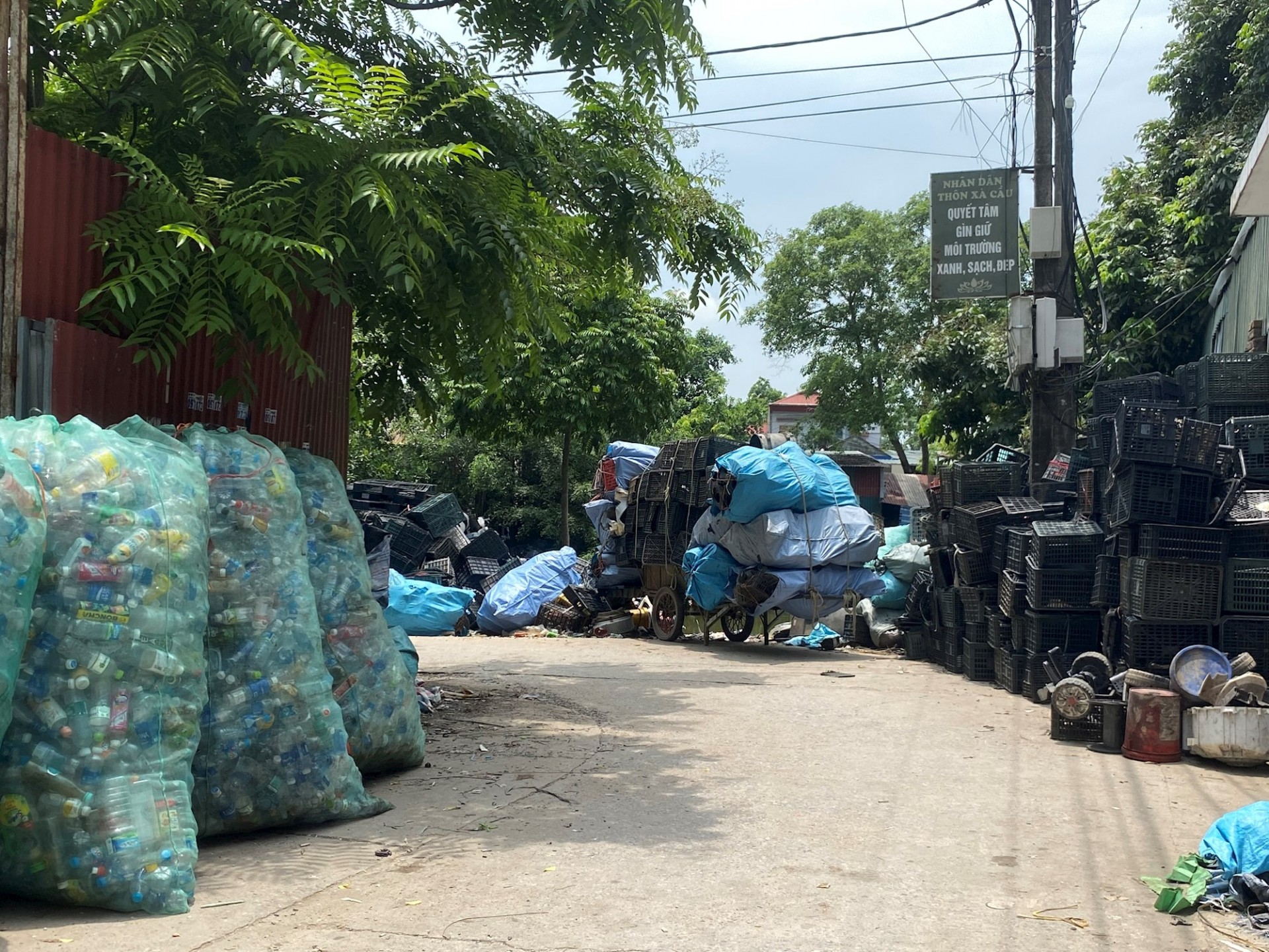 Phế liệu mang theo rất nhiều nguy cơ ô nhiễm môi trường. Phế liệu mang theo rất nhiều nguy cơ ô nhiễm môi trường.