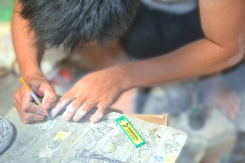 Người thợ cẩn xà cừ được ví như người thổi hồn vào chiếc tủ thờ. Công việc đầu tiên là phác thảo hình dáng của xà cừ. Ảnh: nld.com.vn Người thợ cẩn xà cừ được ví như người thổi hồn vào chiếc tủ thờ. Công việc đầu tiên là phác thảo hình dáng của xà cừ. Ảnh: nld.com.vn