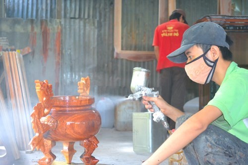 Phun sơn - công đoạn cuối cùng để hoàn thành chiếc lư, một phụ kiện đi kèm, làm tôn vinh thêm vẻ đẹp của tủ thờ Gò Công. Ảnh: nld.com.vn Phun sơn - công đoạn cuối cùng để hoàn thành chiếc lư, một phụ kiện đi kèm, làm tôn vinh thêm vẻ đẹp của tủ thờ Gò Công. Ảnh: nld.com.vn