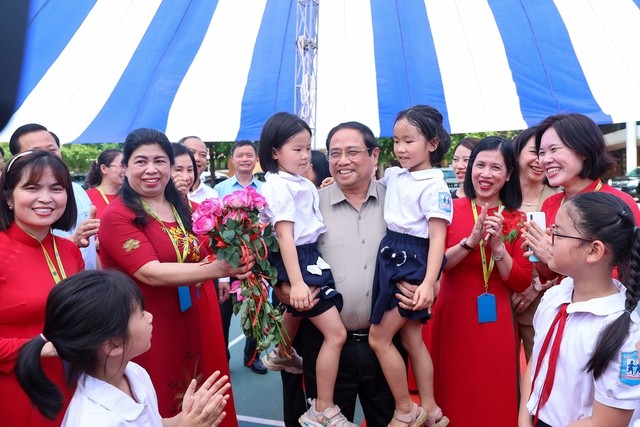 Thủ tướng Phạm Minh Chính thăm trẻ em có hoàn cảnh đặc biệt khó khăn