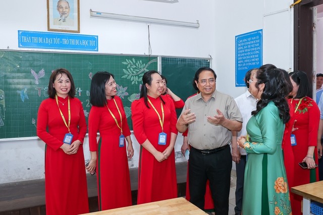 Thủ tướng trao đổi, động viên đội ngũ giáo viên Trường Phổ thông dân lập Hermann Gmener - Ảnh: VGP/Nhật Bắc Thủ tướng trao đổi, động viên đội ngũ giáo viên Trường Phổ thông dân lập Hermann Gmener - Ảnh: VGP/Nhật Bắc