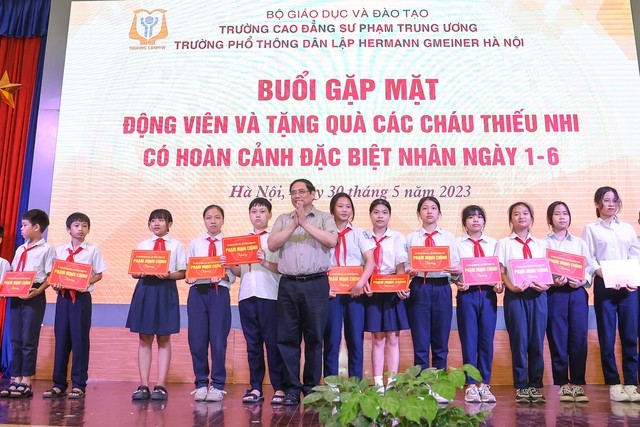 Thủ tướng tặng quà cho các em học sinh Trường Phổ thông dân lập Hermann Gmener - Ảnh: VGP/Nhật Bắc Thủ tướng tặng quà cho các em học sinh Trường Phổ thông dân lập Hermann Gmener - Ảnh: VGP/Nhật Bắc