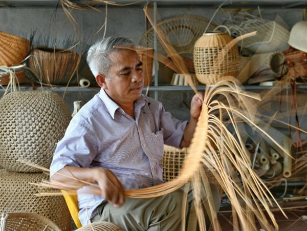 Nghệ nhân Nguyễn Văn Tĩnh say mê với nghề làm mây tre đan. Nghệ nhân Nguyễn Văn Tĩnh say mê với nghề làm mây tre đan.