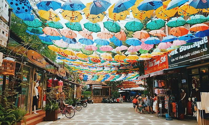 con đường dẫn vào làng đã được trang hoàng bởi những chiếc ô đầy sắc màu con đường dẫn vào làng đã được trang hoàng bởi những chiếc ô đầy sắc màu