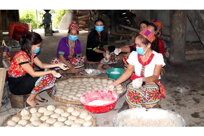 Khâu làm men lá rất kỳ công