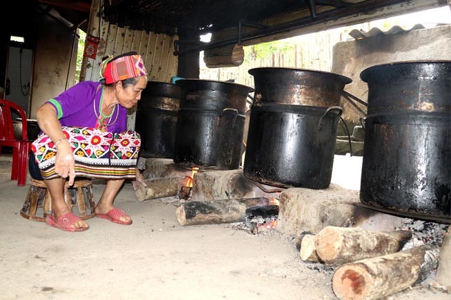Rượu được nấu bằng nước suối trong, củi đun phải là loại gỗ chắc, đượm lửa, đun đều tay.
