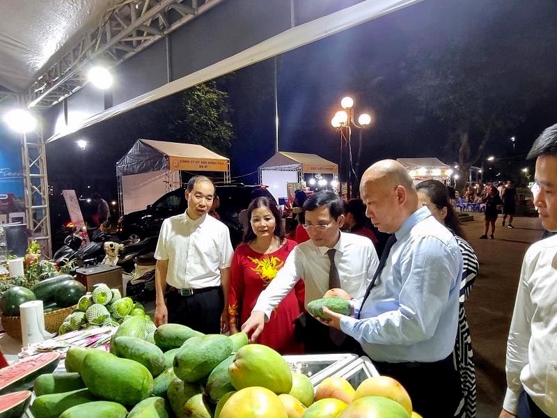 Lãnh đạo Cục Xúc tiến TM, UBND TP Hà Nội, Sở CT Hà Nội tham quan gian hàng. Lãnh đạo Cục Xúc tiến TM, UBND TP Hà Nội, Sở CT Hà Nội tham quan gian hàng.