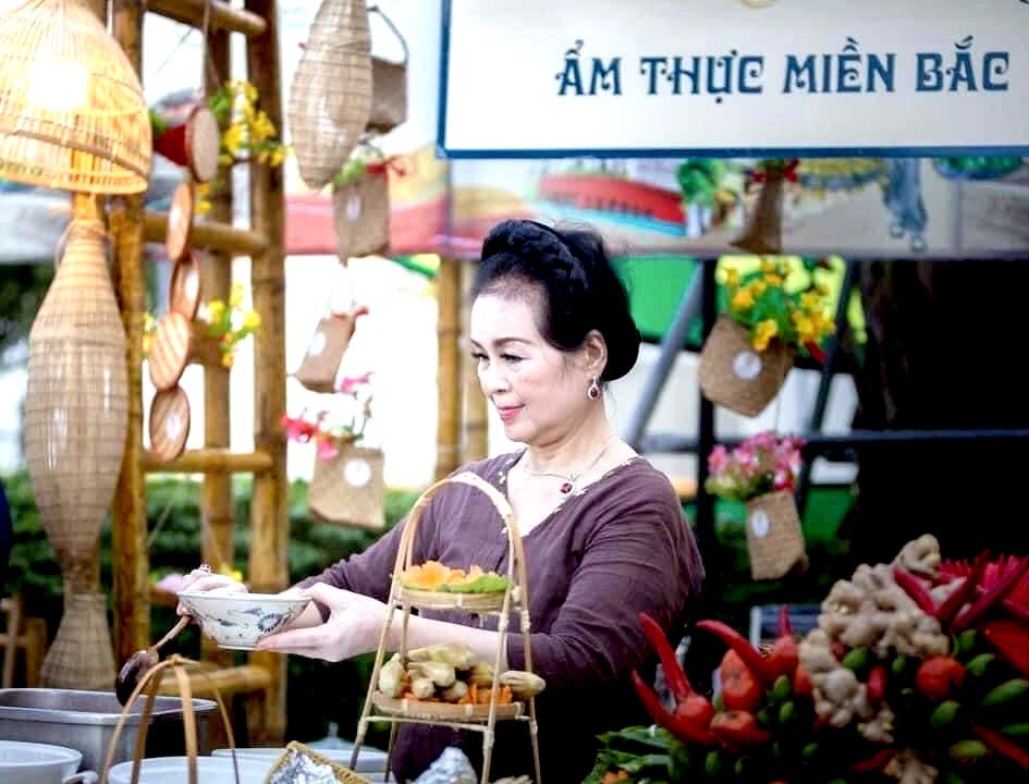 Chủ nhân quán “Bún Ốc Bà Ngoại” là Nghệ nhân Nguyễn Thị Hiền Chủ nhân quán “Bún Ốc Bà Ngoại” là Nghệ nhân Nguyễn Thị Hiền