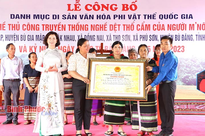 Nghề dệt thổ cẩm của người M’nông là Di sản văn hóa phi vật thể quốc gia