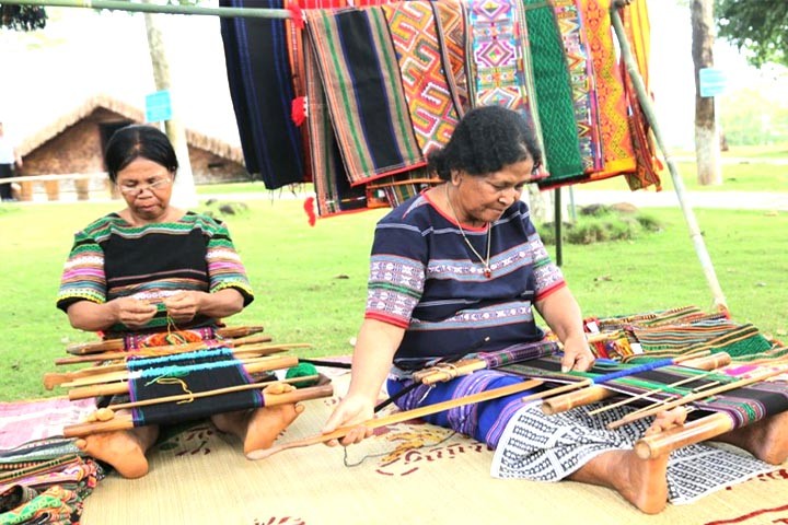 Nghề thủ công truyền thống dệt thổ cẩm của người M’nông, tỉnh Bình Phước được công nhận là Di sản văn hóa phi vật thể quốc gia. Nghề thủ công truyền thống dệt thổ cẩm của người M’nông, tỉnh Bình Phước được công nhận là Di sản văn hóa phi vật thể quốc gia.