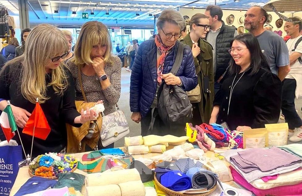 Các sản phẩm mang nét đẹp thủ công của Lụa Nha Xá được nhiều khách hàng yêu thíchđược nhiều khách hàng yêu thíc Các sản phẩm mang nét đẹp thủ công của Lụa Nha Xá được nhiều khách hàng yêu thíchđược nhiều khách hàng yêu thíc