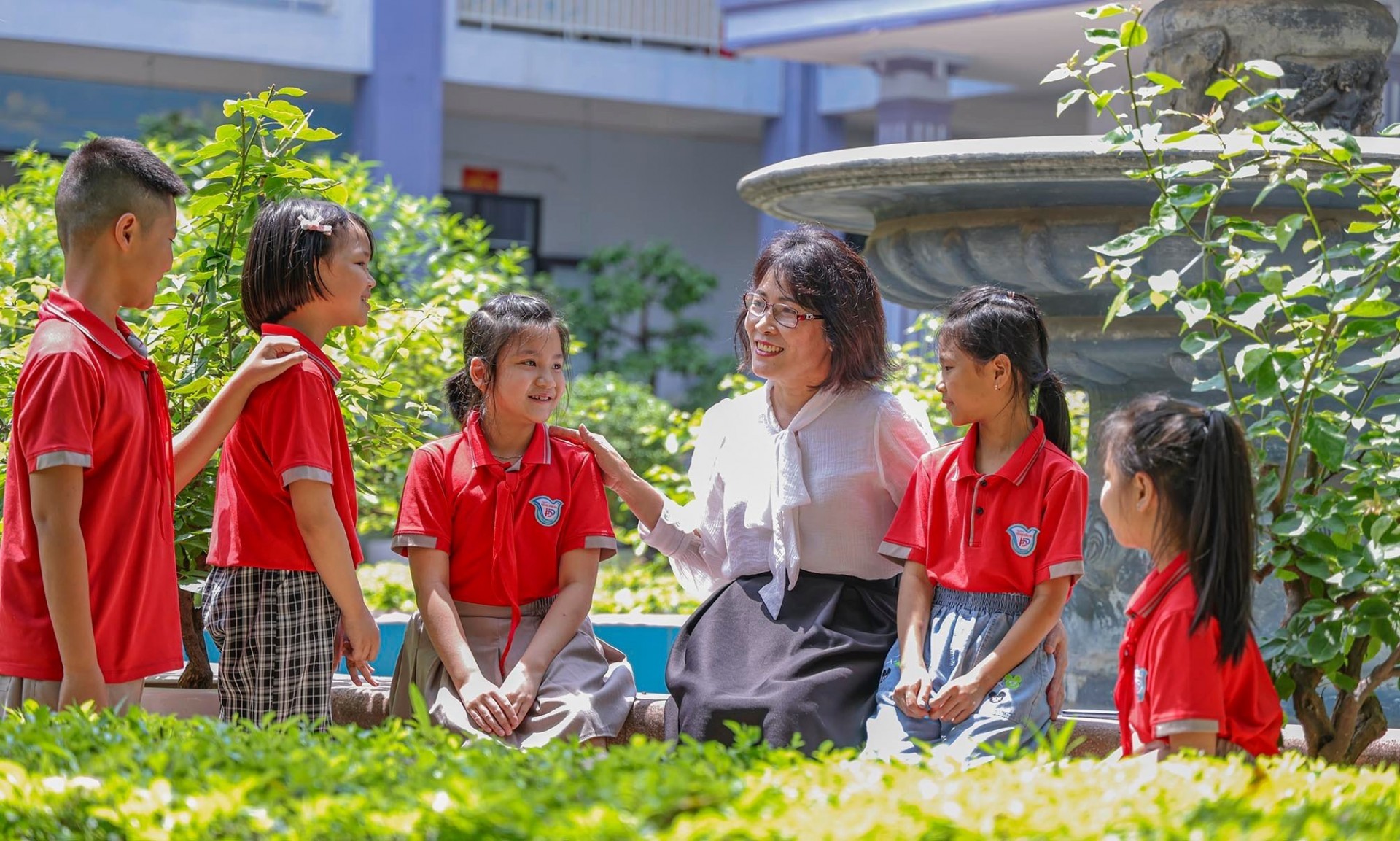 Giáo viên Trường tiểu học Đống Đa, thành phố Vĩnh Yên luôn lắng nghe, chia sẻ để thấu hiểu tâm tư, tình cảm của các em học sinh. Ảnh: Trà Hương Giáo viên Trường tiểu học Đống Đa, thành phố Vĩnh Yên luôn lắng nghe, chia sẻ để thấu hiểu tâm tư, tình cảm của các em học sinh. Ảnh: Trà Hương