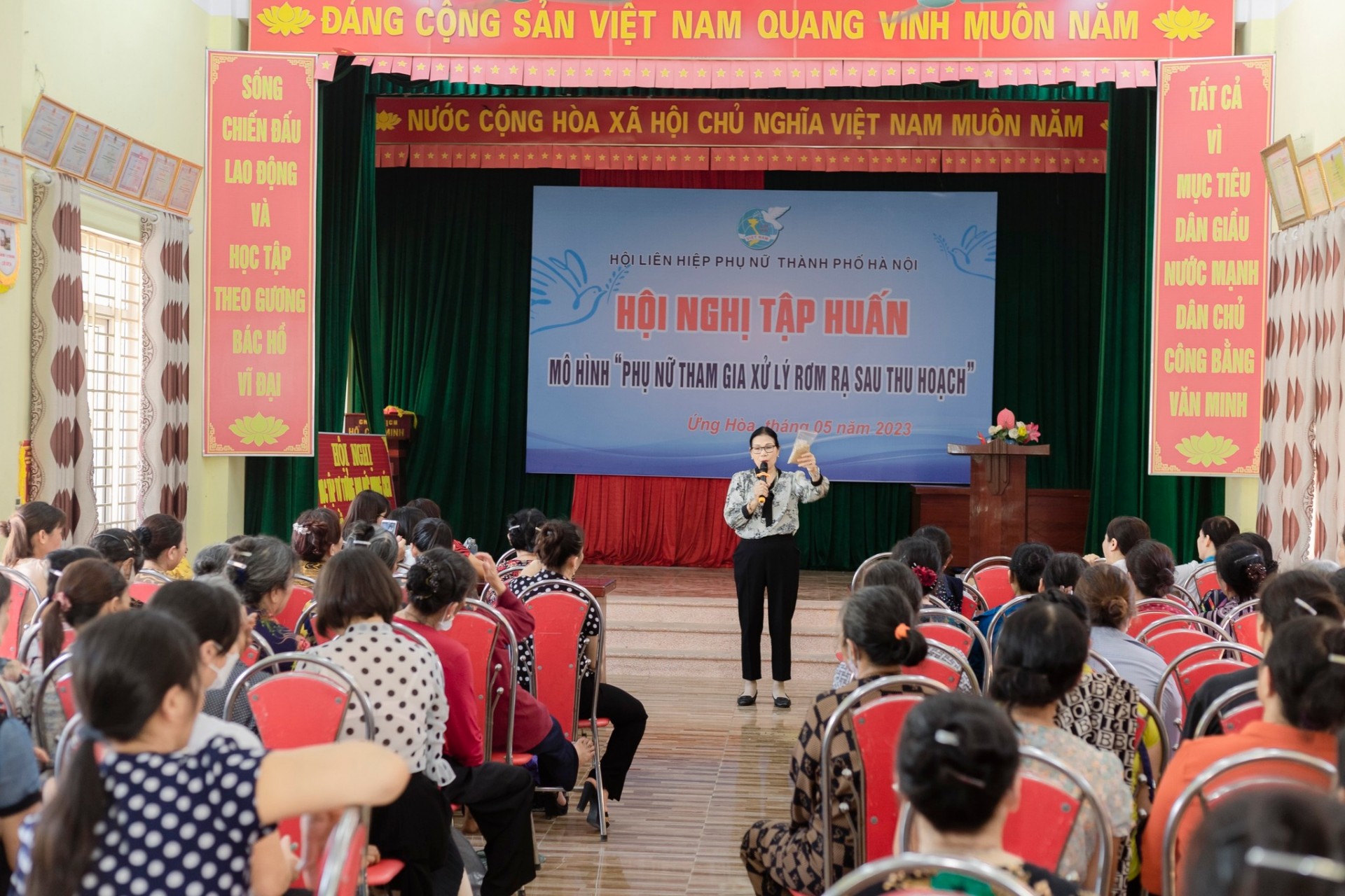 Phụ nữ tích cực tham gia xử lý rơm rạ sau thu hoạch Phụ nữ tích cực tham gia xử lý rơm rạ sau thu hoạch