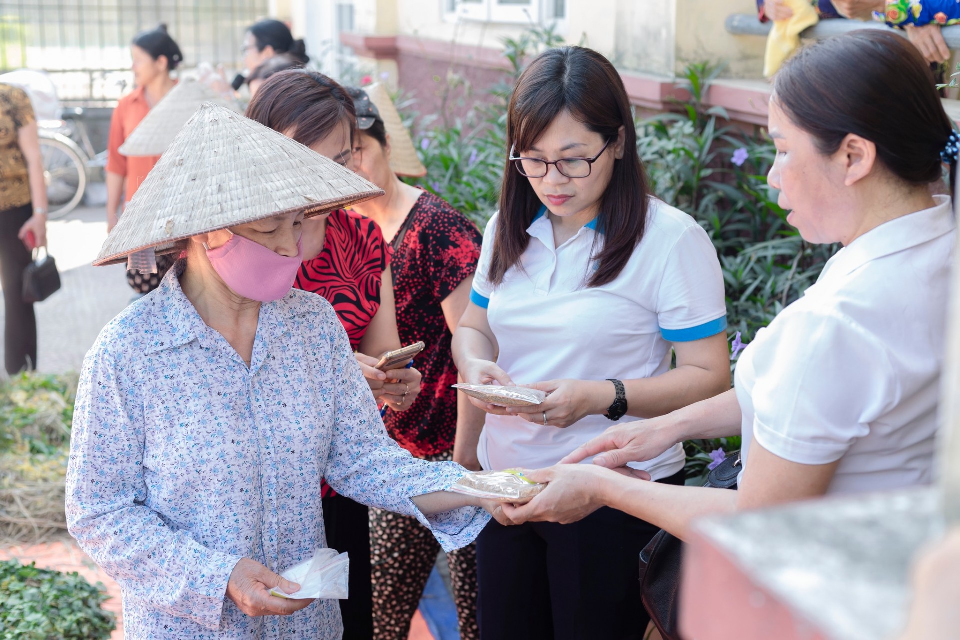 Phụ nữ tích cực tham gia xử lý rơm rạ sau thu hoạch Phụ nữ tích cực tham gia xử lý rơm rạ sau thu hoạch