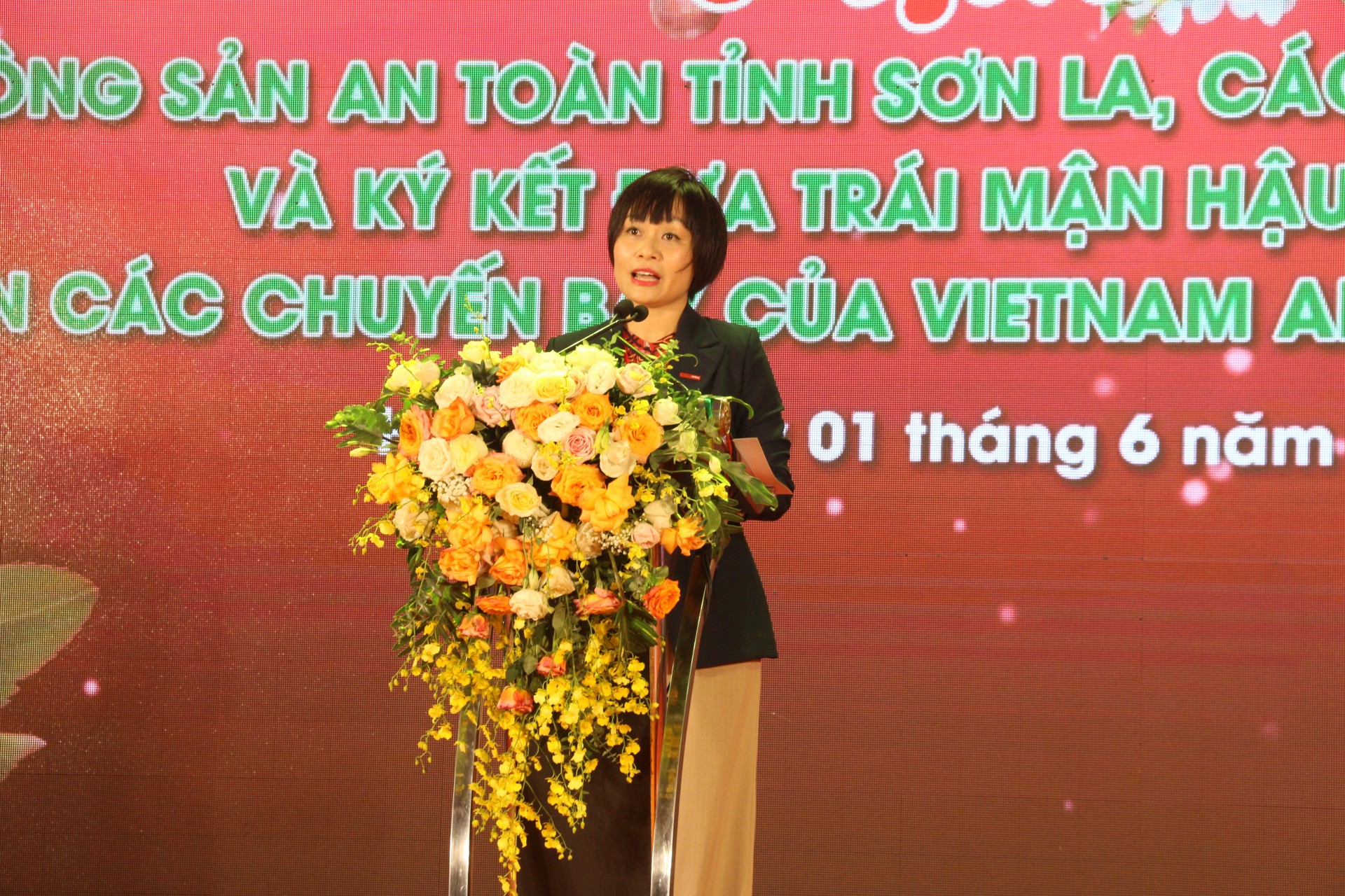 Bà Phạm Thị Thuỳ Linh, Giám đốc Đối ngoại và Đầu tư tập đoàn Central Retail cho biết: Hiện nay, tại Hệ thống bán lẻ thực phẩm của Central Retail (GO!, Big C, Tops Market), các sản phẩm của tỉnh Sơn La được khách hàng rất ưa chuộng. Bà Phạm Thị Thuỳ Linh, Giám đốc Đối ngoại và Đầu tư tập đoàn Central Retail cho biết: Hiện nay, tại Hệ thống bán lẻ thực phẩm của Central Retail (GO!, Big C, Tops Market), các sản phẩm của tỉnh Sơn La được khách hàng rất ưa chuộng.