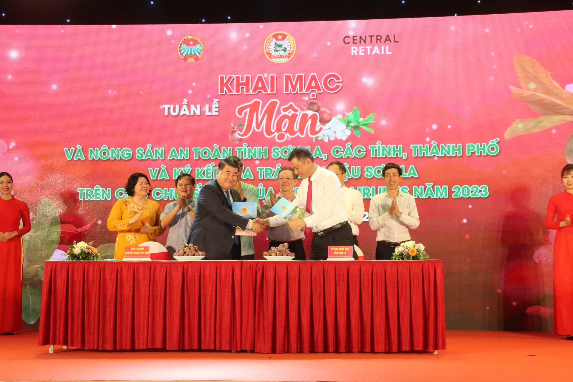 Tại Lễ khai mạc sự kiện đã diễn ra Lễ ký kết thoả thuận tiêu thụ nông sản của Tập đoàn Central Retail Việt Nam với tỉnh Sơn La và các tỉnh, thành phố; Ký kết thoả thuận tiêu thụ nông sản của Tập đoàn Central Retail Việt Nam với các doanh nghiệp, hợp tác xã của tỉnh Sơn La và các tỉnh, thành phố. Tại Lễ khai mạc sự kiện đã diễn ra Lễ ký kết thoả thuận tiêu thụ nông sản của Tập đoàn Central Retail Việt Nam với tỉnh Sơn La và các tỉnh, thành phố; Ký kết thoả thuận tiêu thụ nông sản của Tập đoàn Central Retail Việt Nam với các doanh nghiệp, hợp tác x