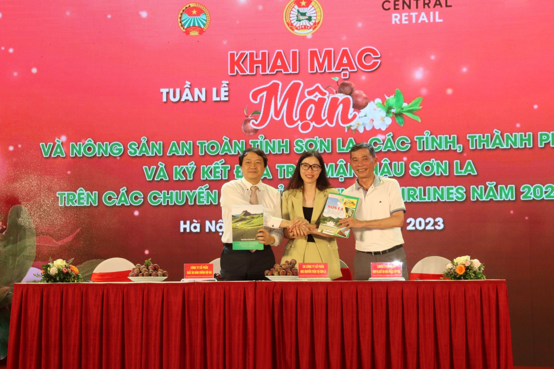 Tại Lễ khai mạc sự kiện đã diễn ra Lễ ký kết đưa trái Mận hậu Sơn La trên các chuyến bay VietNam Airlines năm 2023. Tại Lễ khai mạc sự kiện đã diễn ra Lễ ký kết đưa trái Mận hậu Sơn La trên các chuyến bay VietNam Airlines năm 2023.