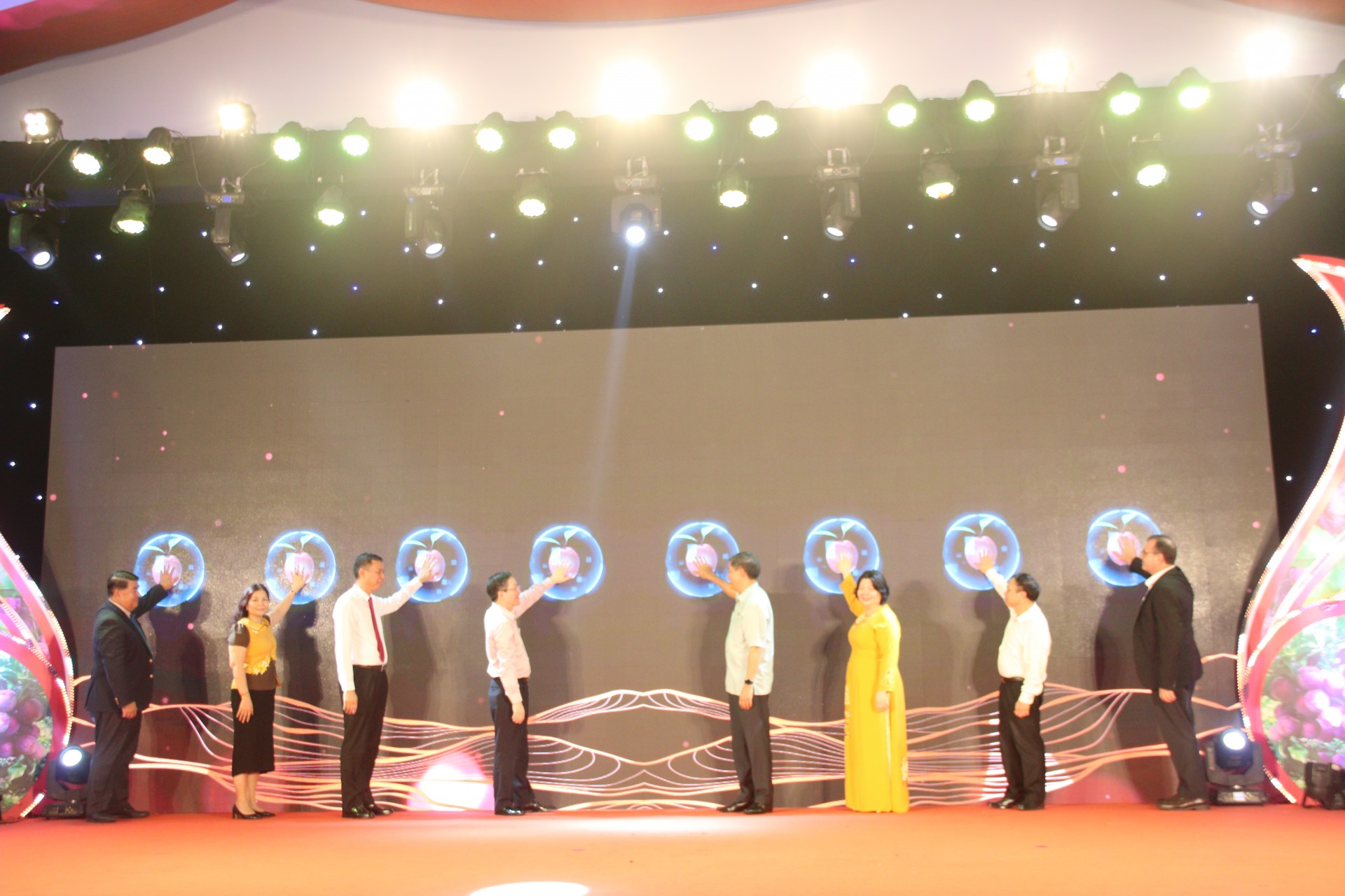 Chủ tịch Ban Chấp hành Trung ương Hội Nông dân Việt Nam Lương Quốc Đoàn; Bí thư Tỉnh uỷ Sơn La Nguyễn Hữu Đông, Phó Chủ tịch Ban Chấp hành Trung ương Hội Nông dân Việt Nam Cao Xuân Thu Vân, Phó Chủ tịch UBND tỉnh Sơn La Nguyễn Thành Công; đại diện lãnh đạo các bộ, ngành, doanh nghiệp nhấn nút khai mạc Tuần lễ mận, nông sản an toàn tỉnh Sơn La và các tỉnh, thành phố năm 2023. Chủ tịch Ban Chấp hành Trung ương Hội Nông dân Việt Nam Lương Quốc Đoàn; Bí thư Tỉnh uỷ Sơn La Nguyễn Hữu Đông, Phó Chủ tịch Ban Chấp hành Trung ương Hội Nông dân Việt Nam Cao Xuân Thu Vân, Phó Chủ tịch UBND tỉnh Sơn La Nguyễn Thành Công; đại diện lãnh đạ