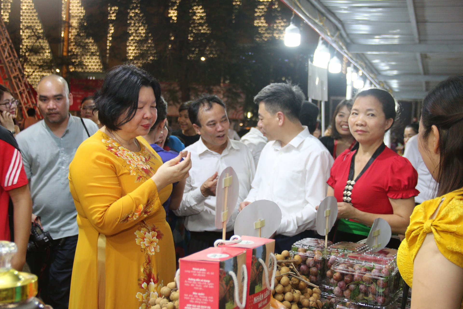 Các đại biểu tham quan gian hàng tại lễ khai mạc. Các đại biểu tham quan gian hàng tại lễ khai mạc.