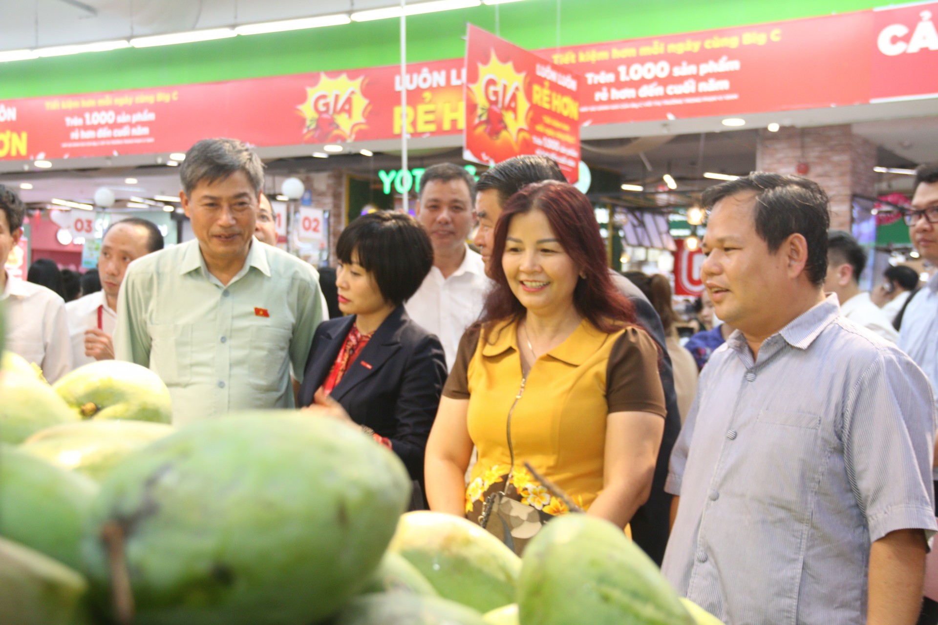 Các đại biểu tham quan hăm các gian hàng giới thiệu nông sản tại Tuần lễ mận, nông sản an toàn tỉnh Sơn La và các tỉnh, thành phố năm 2023 Các đại biểu tham quan hăm các gian hàng giới thiệu nông sản tại Tuần lễ mận, nông sản an toàn tỉnh Sơn La và các tỉnh, thành phố năm 2023