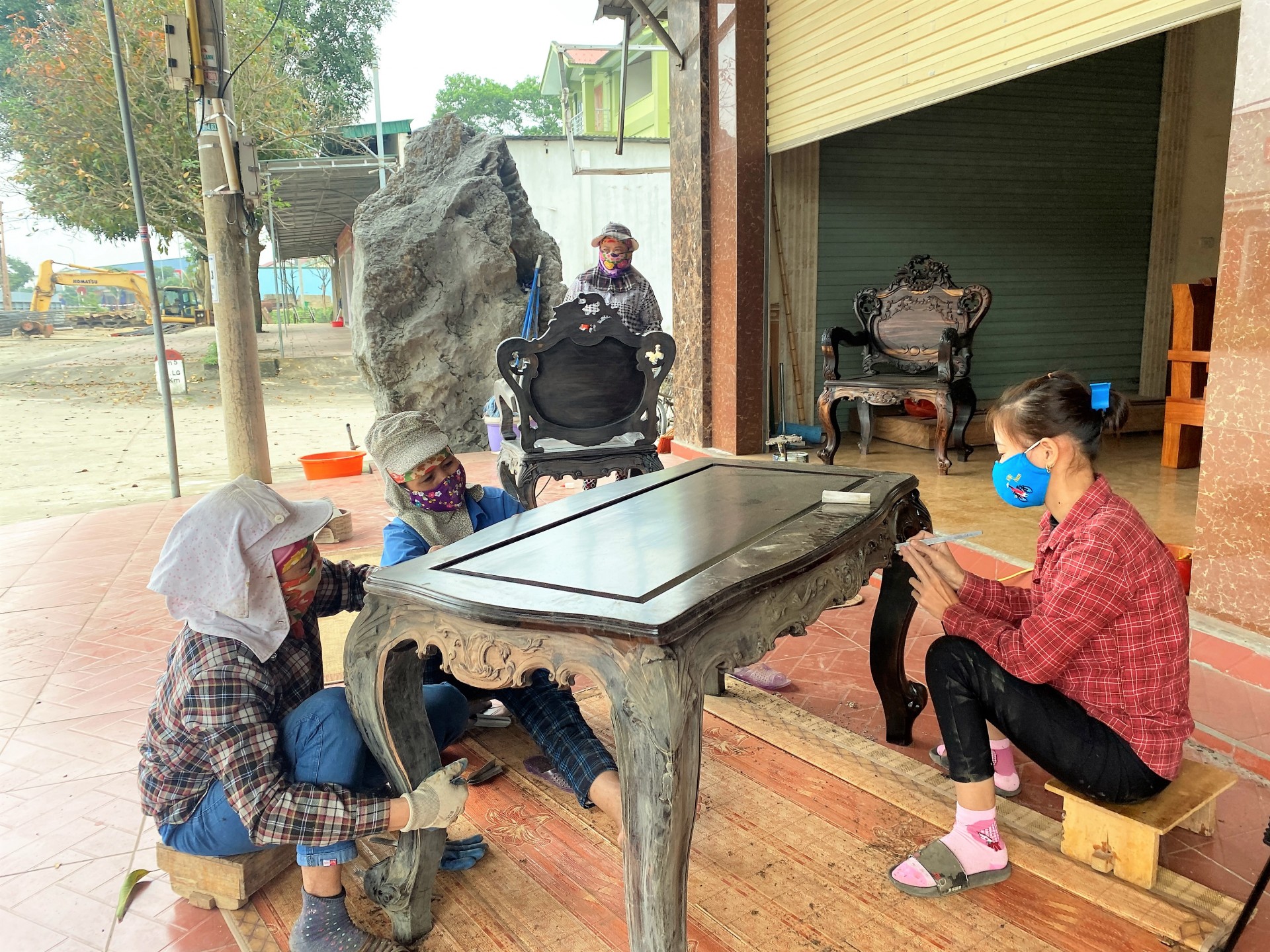 Người làng mộc Thái Yên đang cần mẫn hoàn thiện sản phẩm để giao cho khách hàng. Người làng mộc Thái Yên đang cần mẫn hoàn thiện sản phẩm để giao cho khách hàng.