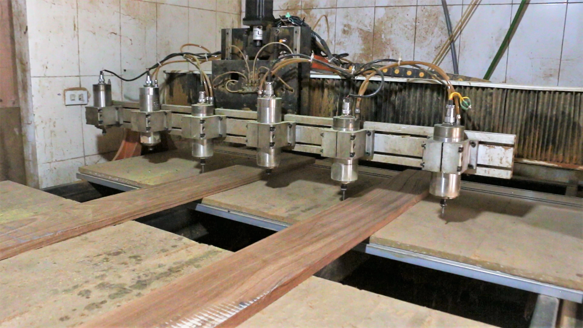 Áp dụng máy móc kỹ thuật vào sản xuất giúp làng nghề nâng cao chất lượng và tối ưu chi phí cho sản phẩm. Áp dụng máy móc kỹ thuật vào sản xuất giúp làng nghề nâng cao chất lượng và tối ưu chi phí cho sản phẩm.