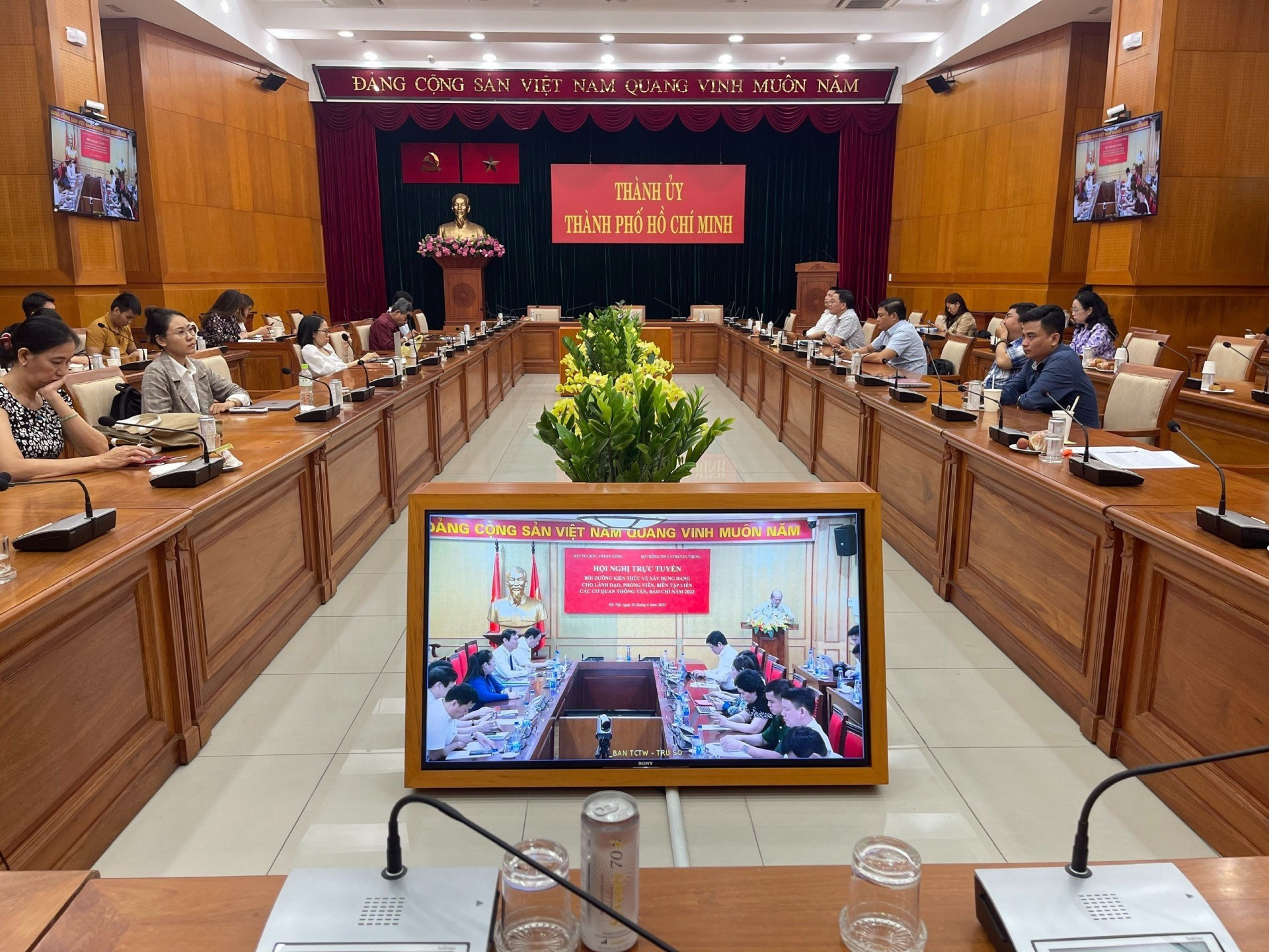 Toàn cảnh Hội nghị trực tuyến Bồi dưỡng kiến thức về xây dựng Đảng cho lãnh đạo, phóng viên, biên tập viên các cơ quan thông tấn, báo chí tại hội trường Thành ủy TP.HCM. Toàn cảnh Hội nghị trực tuyến Bồi dưỡng kiến thức về xây dựng Đảng cho lãnh đạo, phóng viên, biên tập viên các cơ quan thông tấn, báo chí tại hội trường Thành ủy TP.HCM.