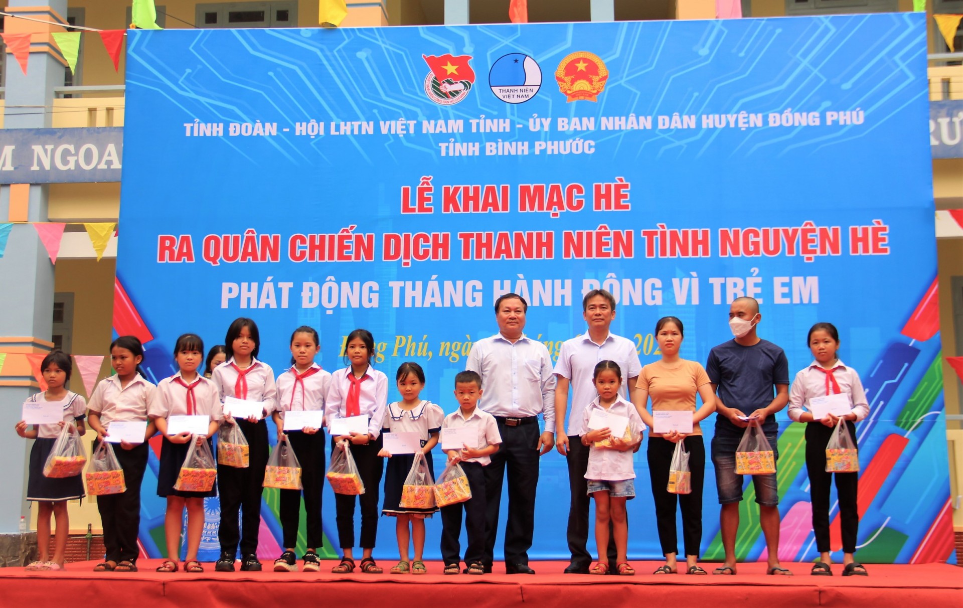 Trao tặng các nguồn lực trong chương trình