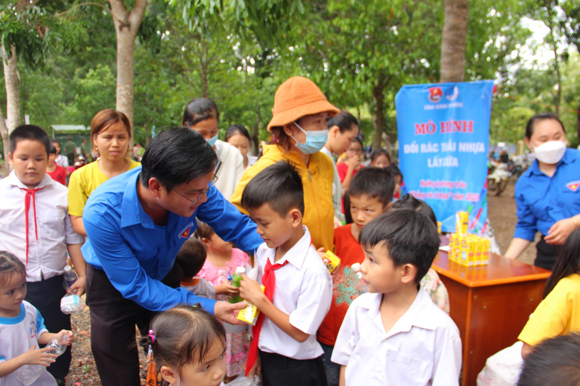 Trao tặng các phần quà cho thiếu nhi