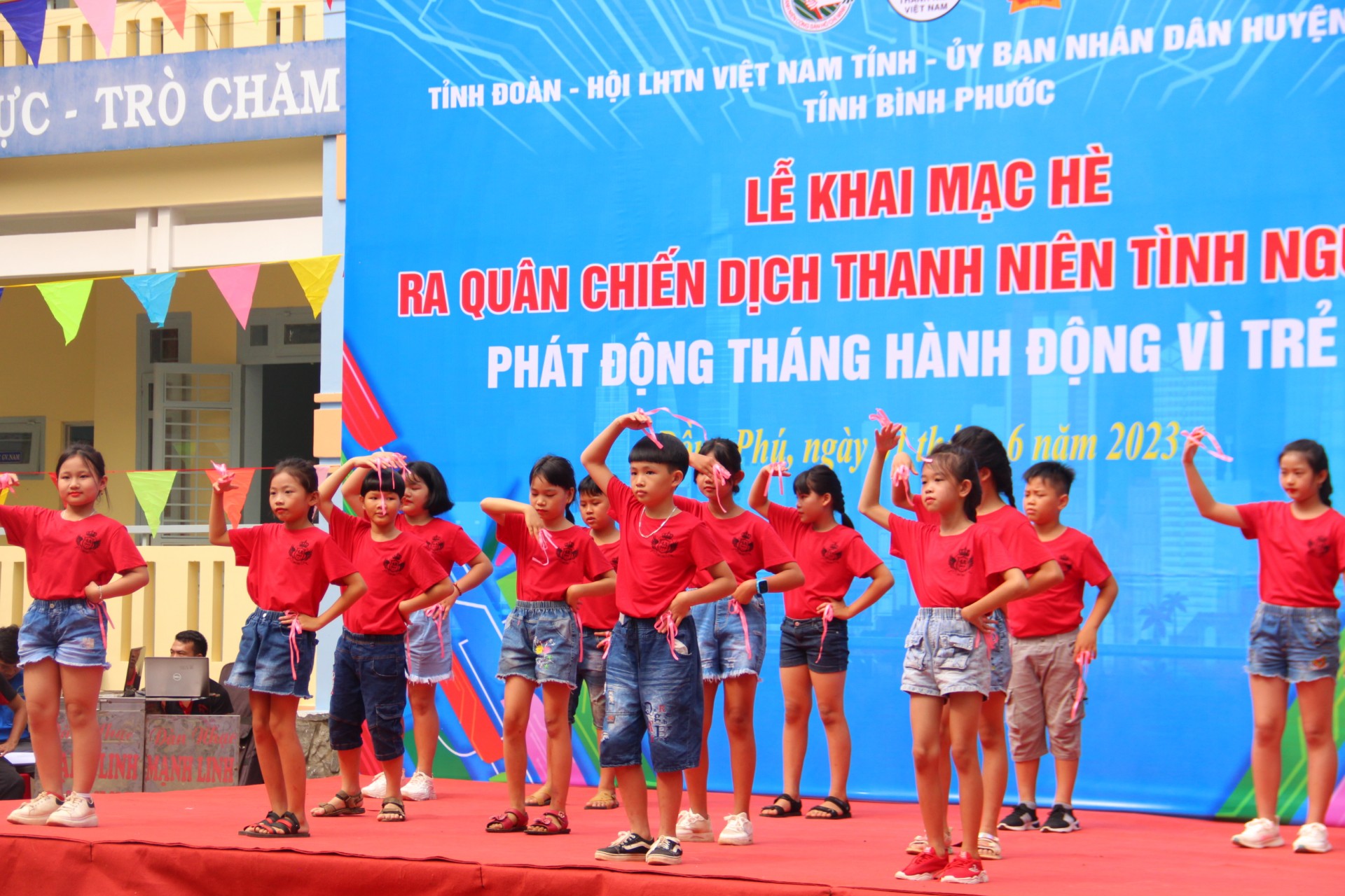 Các tiết mục văn nghệ tại chương trình