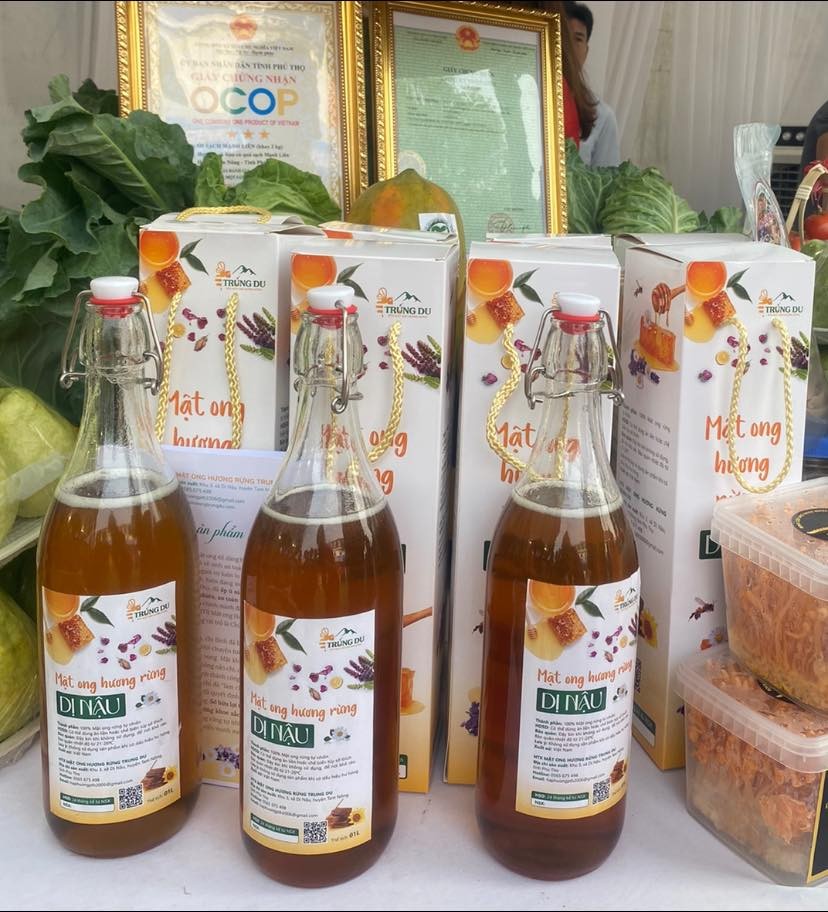 Mật ong ở Dị Nậu mang hương vị của thiên nhiên, hòa quyện sánh mịn, thơm ngọt. Mật ong ở Dị Nậu mang hương vị của thiên nhiên, hòa quyện sánh mịn, thơm ngọt.