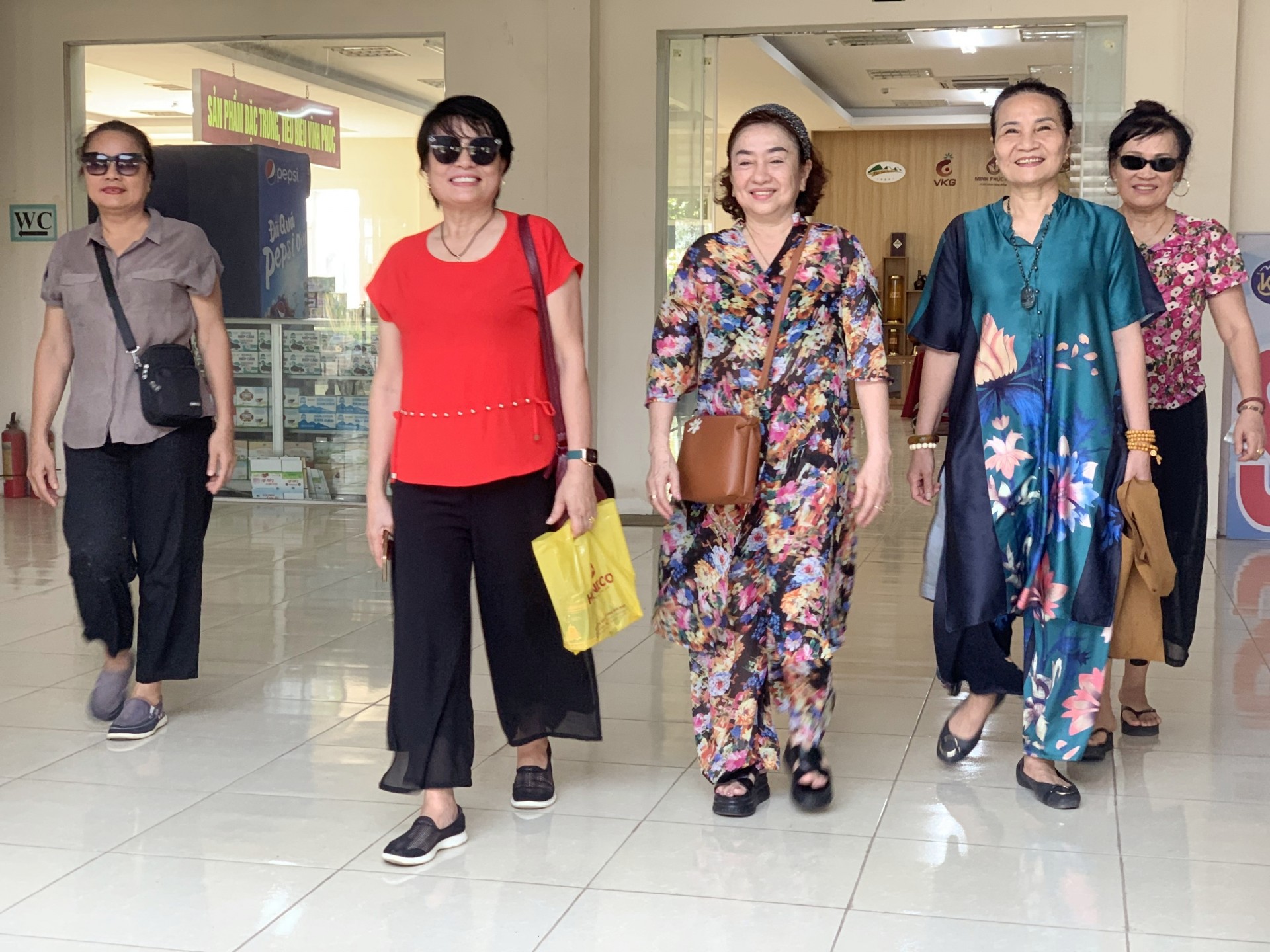 Nụ cười hài lòng của khách hàng khi tìm được các sản phẩm ưng ý. Nụ cười hài lòng của khách hàng khi tìm được các sản phẩm ưng ý.