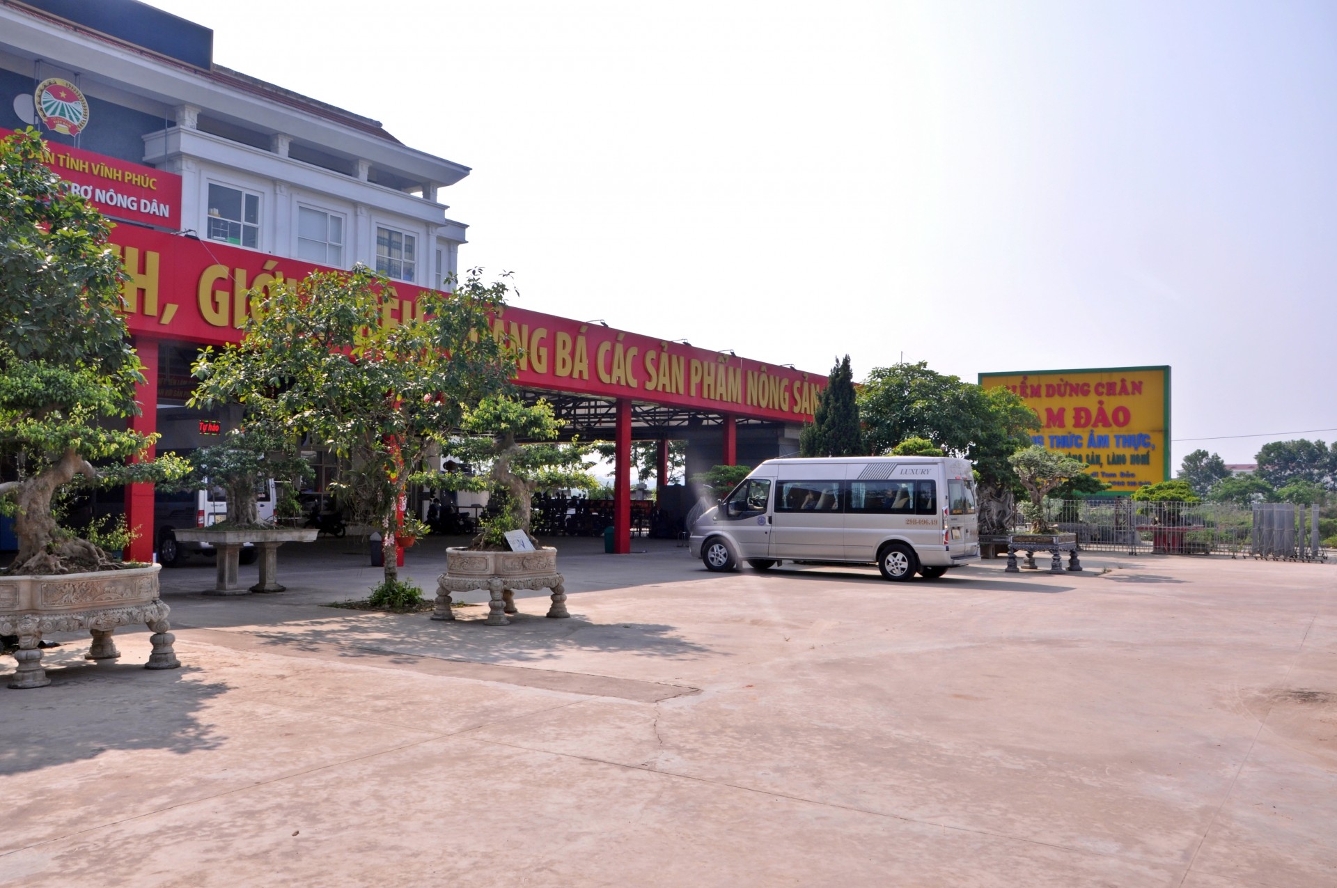 Bãi gửi xe thông thoáng, thuận lợi cho du khách đến tham quan, mua sản phẩm. Bãi gửi xe thông thoáng, thuận lợi cho du khách đến tham quan, mua sản phẩm.