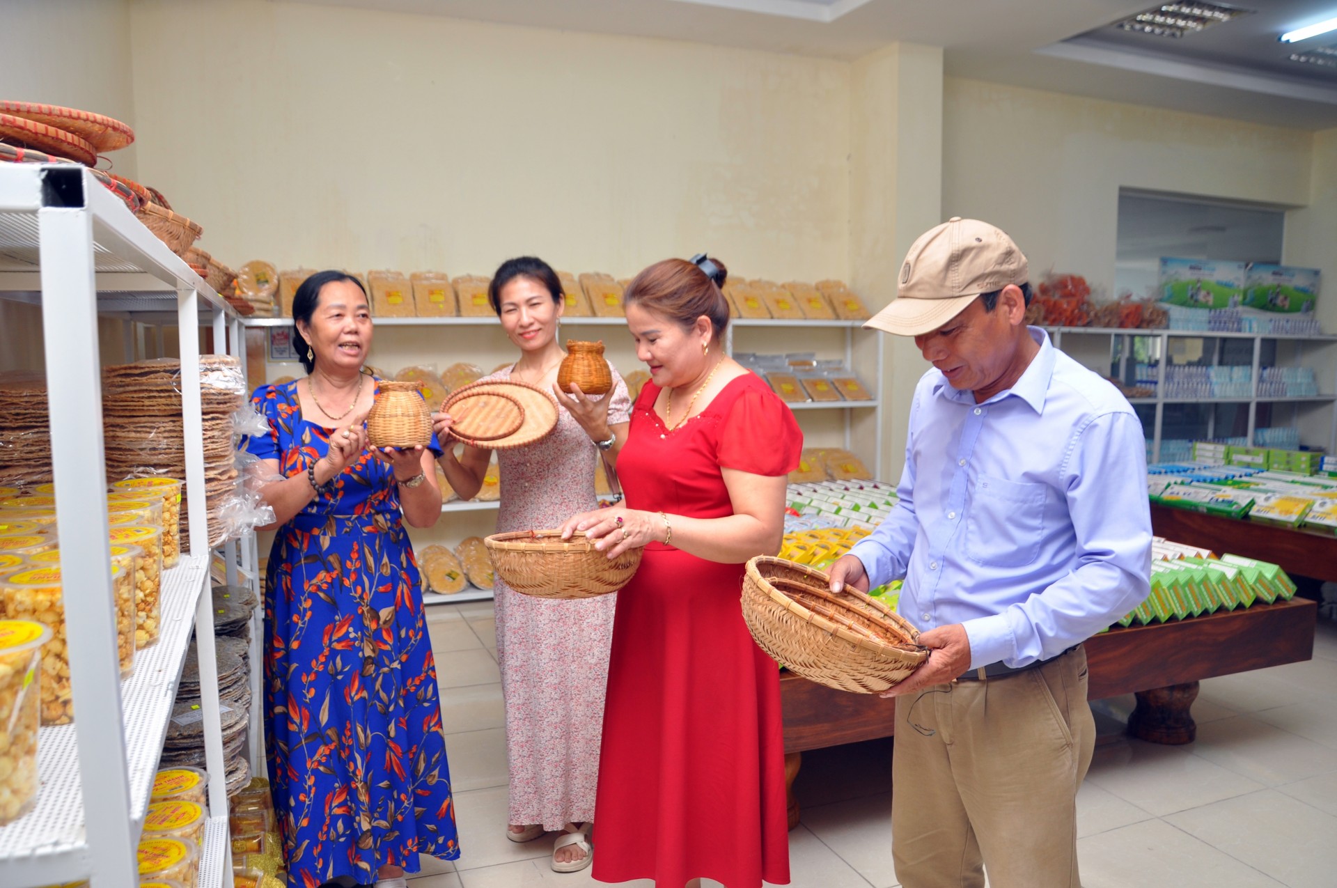 Sản phẩm mây, tre đan thu hút du khách với tính thẩm mỹ cao, thân thiện với môi trường. Sản phẩm mây, tre đan thu hút du khách với tính thẩm mỹ cao, thân thiện với môi trường.