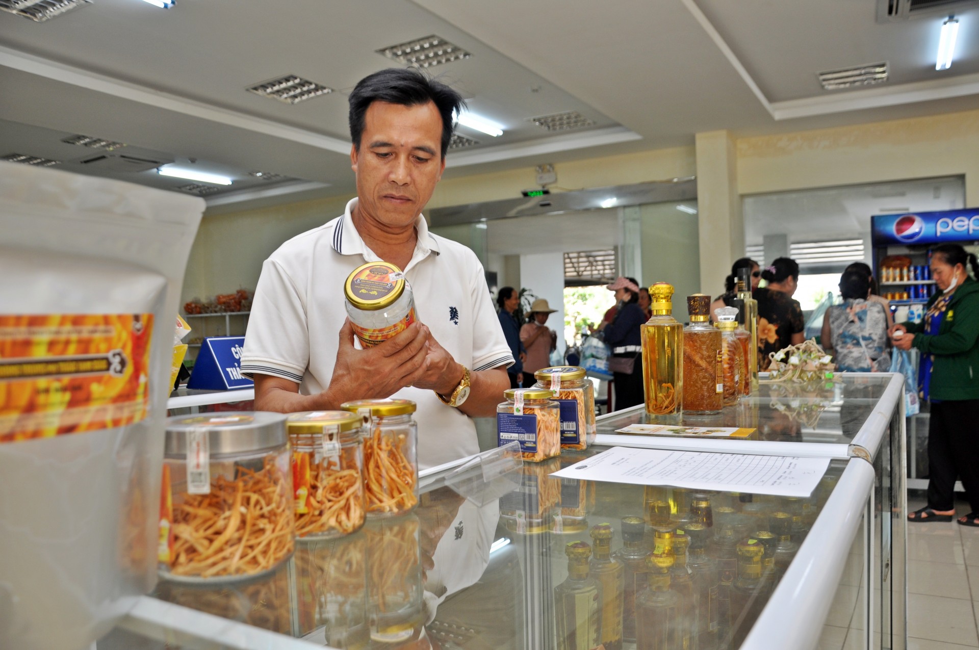 Khách hàng tìm hiểu sản phẩm nấm Đông trùng hạ thảo của HTX Nấm Tam Đảo. Khách hàng tìm hiểu sản phẩm nấm Đông trùng hạ thảo của HTX Nấm Tam Đảo.