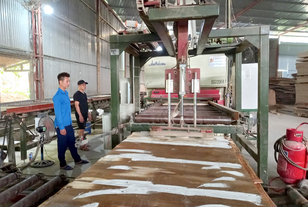 Nhiều cơ sở chế biến gỗ ở làng nghề chế biến nông, lâm sản Hà Lương đầu tư trang thiết bị máy móc hiện đại, góp phần tăng năng suất lao động. Nhiều cơ sở chế biến gỗ ở làng nghề chế biến nông, lâm sản Hà Lương đầu tư trang thiết bị máy móc hiện đại, góp phần tăng năng suất lao động.