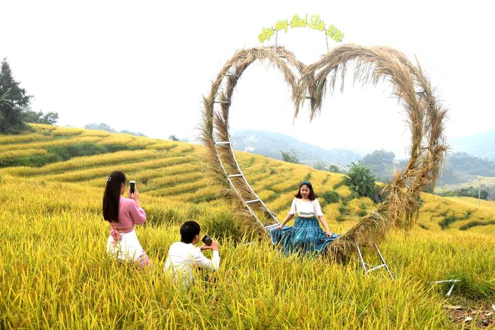 Du khách chụp ảnh lưu niệm tại ruộng bậc thang ở bản Ngàn Pạt, xã Lục Hồn (huyện Bình Liêu). Ảnh: Công Thành