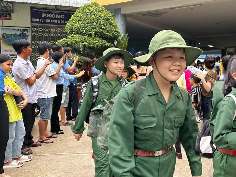 Các chiến sĩ nhí Điện Biên di chuyển đến Cơ sở 2 giáo dục quốc phòng - an ninh, Trung đoàn Bộ binh 736, Bộ Chỉ huy Quân sự tỉnh để chuẩn bị 5 ngày trải nghiệm