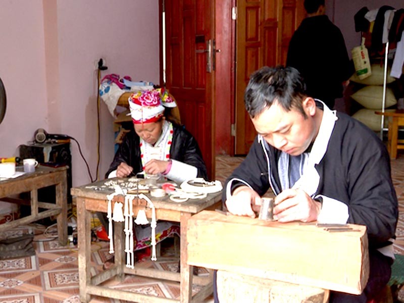 Nghề chạm bạc của đồng bào Dao đỏ