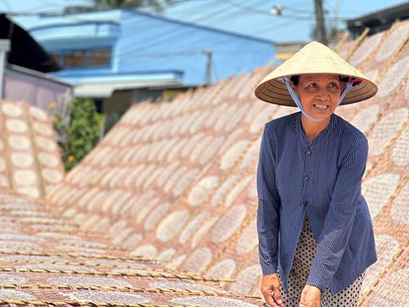 Bà Hà Thị Sáu đã có 30 năm gắn bó với nghề. Với bà Sáu, nghề làm bánh tráng không đơn thuần mang lại thu nhập chính cho gia đình, mà còn là giữ gìn nghề truyền thống từ những người bà, người mẹ để lại. Bà Hà Thị Sáu đã có 30 năm gắn bó với nghề. Với bà Sáu, nghề làm bánh tráng không đơn thuần mang lại thu nhập chính cho gia đình, mà còn là giữ gìn nghề truyền thống từ những người bà, người mẹ để lại.