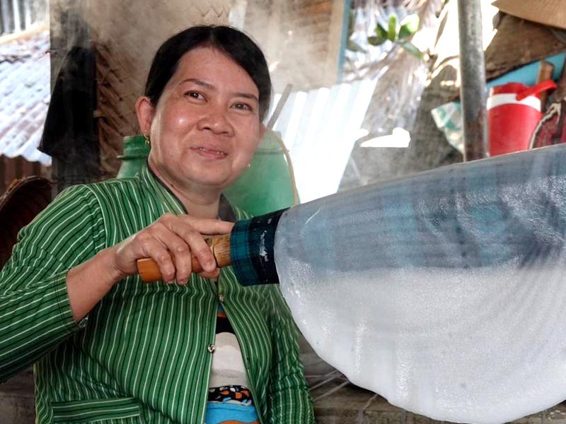 Những năm qua, TP. Cần Thơ và quận Thốt Nốt đã có nhiều giải pháp hỗ trợ bà con địa phương duy trì sản xuất cũng như bảo tồn làng nghề. Những năm qua, TP. Cần Thơ và quận Thốt Nốt đã có nhiều giải pháp hỗ trợ bà con địa phương duy trì sản xuất cũng như bảo tồn làng nghề.