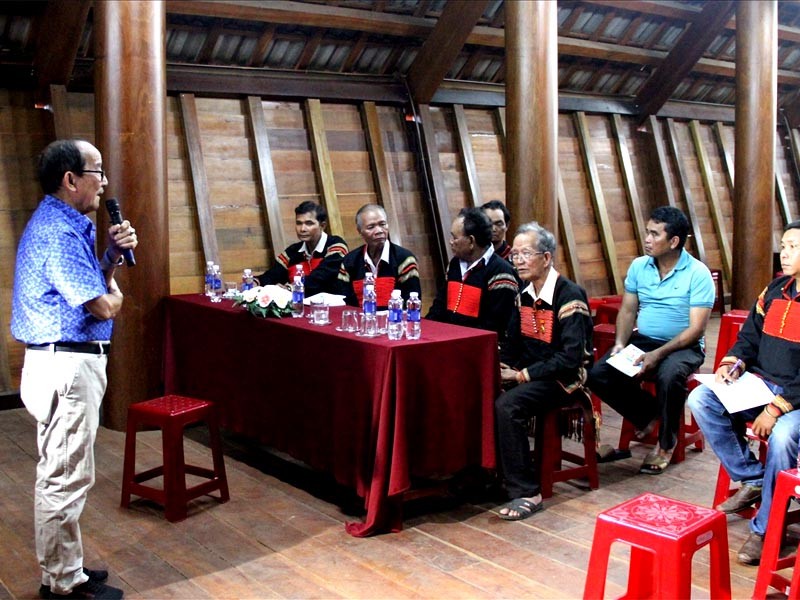 Nghệ sĩ Ưu tú Vũ Lân chia sẻ thông tin, truyền dạy lý thuyết cho các nghệ nhân