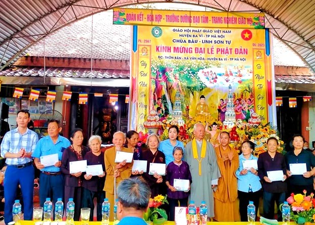 Đại diện Chùa Vân Sơn cùng Đại biểu chính quyền xã Vân Hòa tặng quà cho 12 Phật tử cao tuổi có hoàn cảnh khó khăn