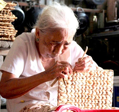 Kiếm tiền đô nhờ nghề đan lục bình Kiếm tiền đô nhờ nghề đan lục bình